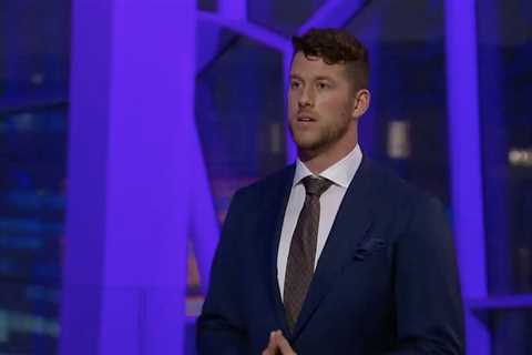 Bachelor Clayton Echard admits he had sex & fell in love with BOTH top two finalists during..