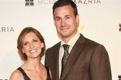 Sarah Michelle Gellar & Freddie Prinze Jr. share a sunset kiss while on family vacation