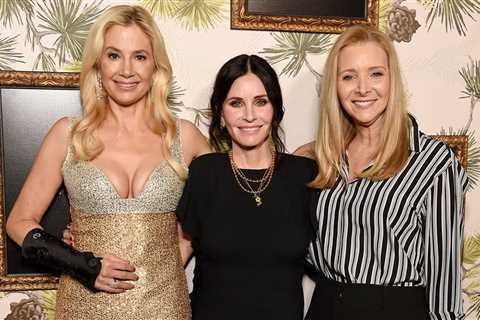 Lisa Kudrow REUNITES With Courteney Cox and Mira Sorvino at ‘Shining Vale’ Premiere (Exclusive)