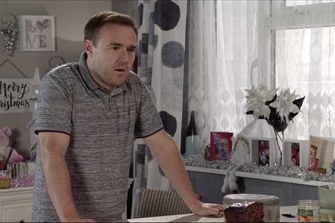 Coronation Street’s Alan Halsall looks worlds away from Tyrone in unearthed clip from TV role aged..