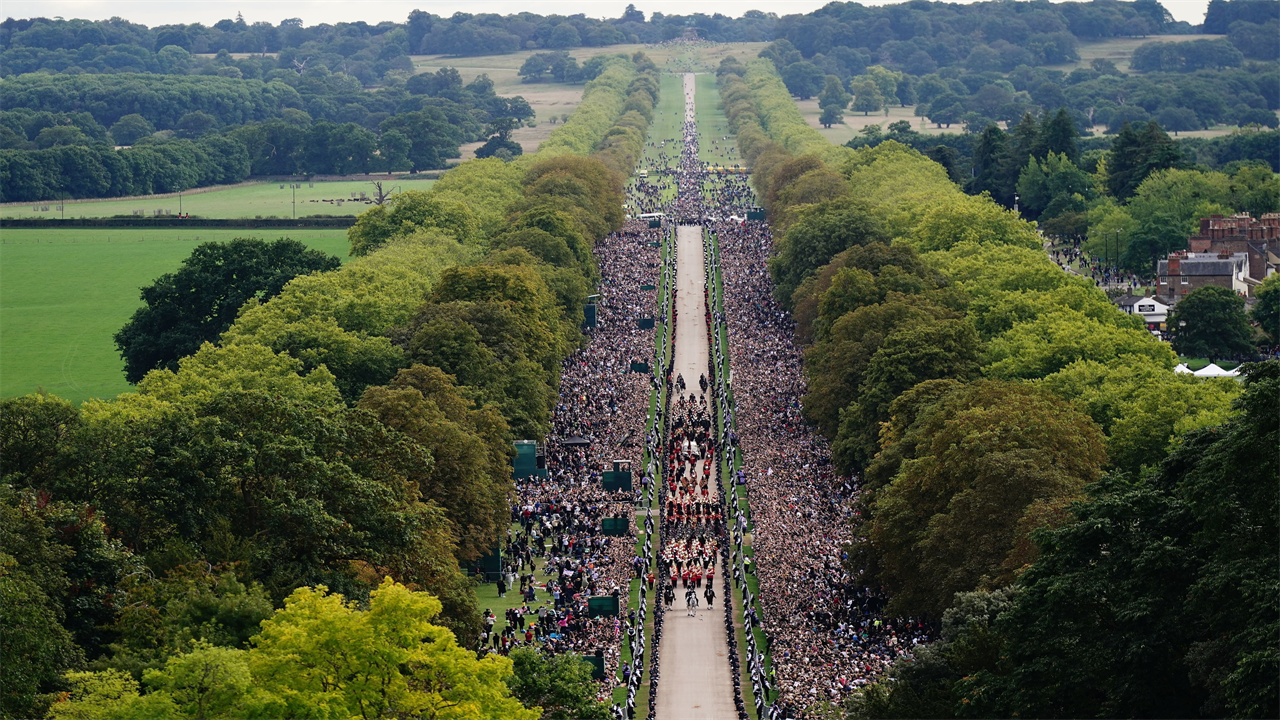 Moving moment a vast and silent crowd welcomed the Queen home for final time