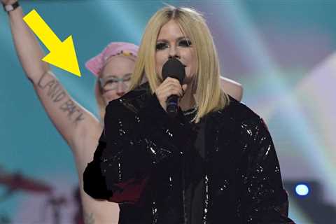 People Are Loving Avril Lavigne's Response To A Topless Streaker Interrupting Her During An Award..