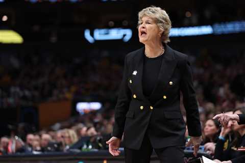 Hawkeyes coach Lisa Bluder invites Bidens to Iowa after White House invite flub