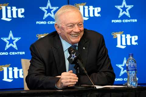 Netflix closing in on $50 million Jerry Jones docuseries