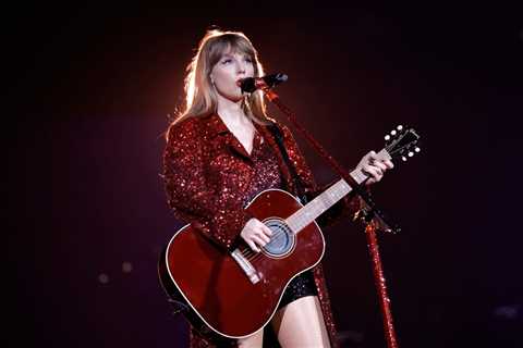 Taylor Swift Forgets the Lyrics to ‘Last Kiss’ — Not Once, But Twice — During Eras Tour Concert..