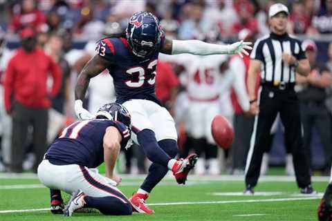 Running back Dare Ogunbowale makes key Texans field goal in bizarre injury twist