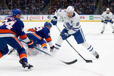 Boos erupt as ex-Islander John Tavares earns 1,000th point