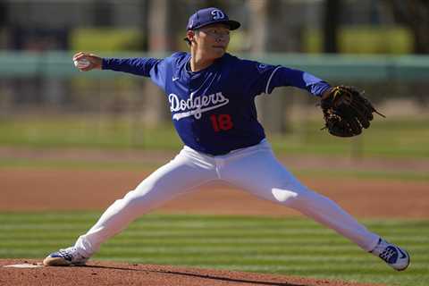 Yoshinobu Yamamoto throws ‘nasty’ stuff, gets standing ovation in first Dodgers batting practice
