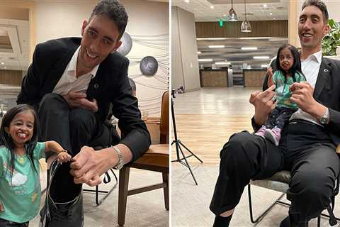 World's Tallest Man and Shortest Woman Reunite for Photo Shoot