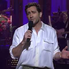 Jake Gyllenhaal Sings Rendition of Boyz II Men’s ‘End of the Road’ in ‘SNL’ Season Finale: Watch