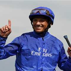 Famous jockey Frankie Dettori dislocates shoulder in scary Aqueduct fall