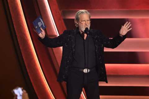 ‘Morgan Waylon’? Jeff Bridges Mispronounces Morgan Wallen’s Name While Revealing Biggest CMA Award..