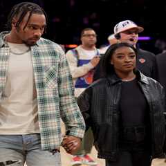 Simone Biles, Jonathan Owens sit courtside for Knicks-Thunder after packed day in NYC