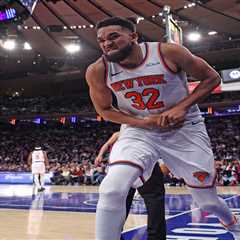 Karl-Anthony Towns coy about thumb injury in possible Knicks concern