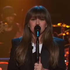 Kelly Clarkson Gets Freaky With Explosive Cover of Chappell Roan’s ‘Red Wine Supernova’: Watch