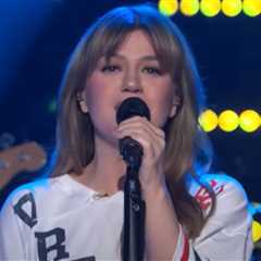 Kelly Clarkson Goes ’90s With Cover of ‘Flagpole Sitta’ on ‘Kellyoke’