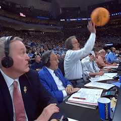 Kevin Harlan stays on call as he makes play of the day in hilarious March Madness moment