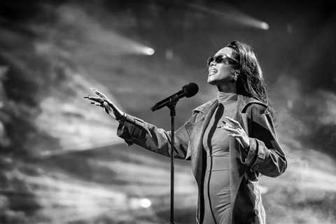 Muni Long Performs ‘Superpowers’ & Accepts Rising Star Award at 2025 Billboard Women in Music