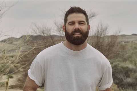 Jordan Davis Talks Swinging for the Fences With ‘Bar None’