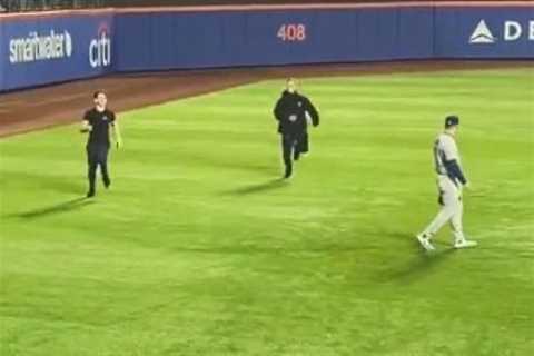 Fan sprints across Citi  Field outfield briefly delaying Mets-Blue Jays game