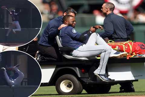 Victor Robles carted off field after making insane diving catch for  Mariners