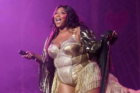 Lizzo Got a Do-Over Phone Call With Seth Meyers’ Dad After Calling Him a ‘B–ch’ and It Did Not Go..