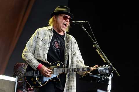 Daryl Hannah Claims Neil Young’s Citizenship Process Was Hindered by ‘Every Trick in the Book’