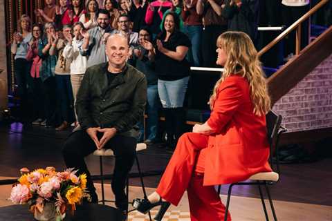 Kelly Clarkson’s Musical Director Reveals Which of Her (Incredibly Popular) Songs Is His..