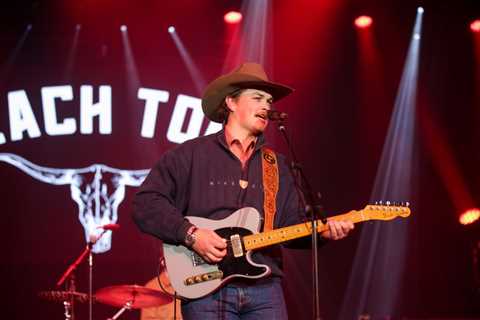 Zach Top Tops Shaboozey, Bailey Zimmerman & More to Win ACM Award for New Male Artist of the Year