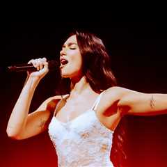 Dua Lipa Covers Enrique Iglesias’ ‘Hero’ In Spanish at Madrid Show