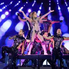 Jennifer Lopez Opens 2025 American Music Awards With Medley of Last Year’s Biggest Hits,..