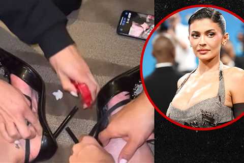 Kylie Jenner's Major Met Gala Fashion Disaster, Feet Glued Into High Heels