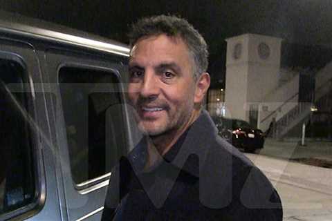Mauricio Umansky on Whether He Saved Ex Kyle Richards From Snake