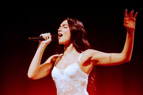 Dua Lipa Covers Enrique Iglesias’ ‘Hero’ In Spanish at Madrid Show