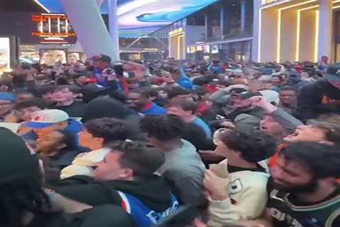 Knicks fans console themselves in wild MSG scene that includes new chant, shots of honey