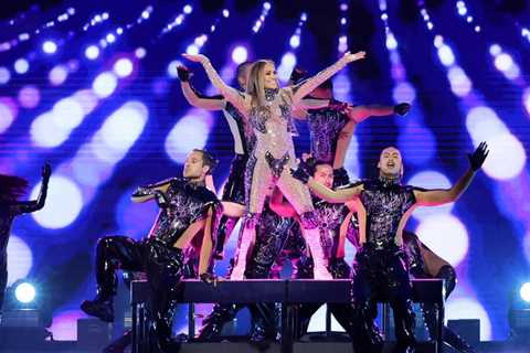 Jennifer Lopez Opens 2025 American Music Awards With Medley of Last Year’s Biggest Hits,..