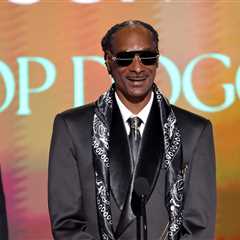 Snoop Dogg Shouts Out Dr. Dre & Calls Wife Shante Broadus His ‘Rock’ While Accepting Ultimate Icon..