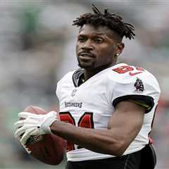 Antonio Brown takes shot at media from afar as attempted murder warrant waits