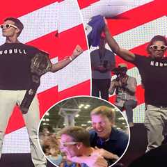 Tom Brady ‘spits’ on Jets jersey, rips up Eli Manning one in Fanatics Fest WWE heel entrance