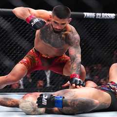 Ilia Topuria delivers first-round KO of Charles Oliveira to win lightweight title