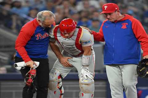 J.T. Realmuto leaves Phillies loss early after painful groin injury