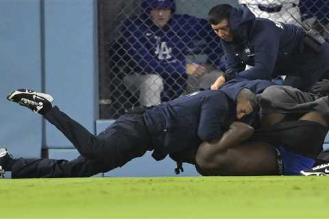Mets thrilled by fan’s pantsless escapades on the field in hilarious Dodgers moment