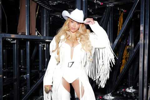 Beyoncé Effortlessly Handles a Wardrobe Mishap During Her Cowboy Carter London Show