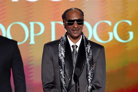 Snoop Dogg Shouts Out Dr. Dre & Calls Wife Shante Broadus His ‘Rock’ While Accepting Ultimate Icon..