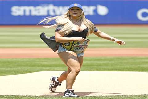 WWE’s Tiffany Stratton uncorks brutal first pitch at Mets game: ‘Giving 50 Cent a run’