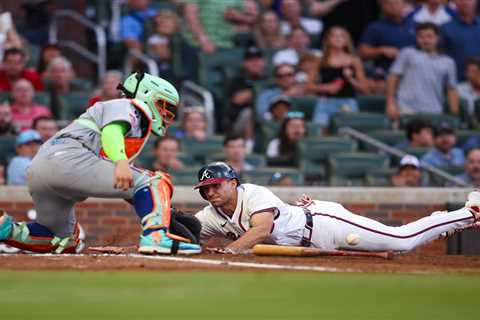 Sputtering Mets ripped by Braves for sixth straight loss, fall into tie for first with Phillies