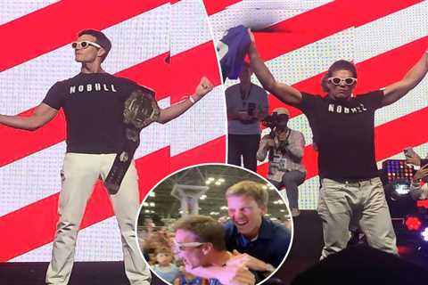 Tom Brady ‘spits’ on Jets jersey, rips up Eli Manning one in Fanatics Fest WWE heel entrance