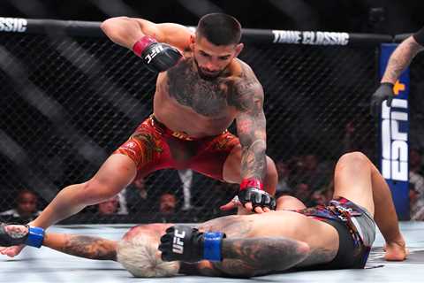 Ilia Topuria delivers first-round KO of Charles Oliveira to win lightweight title