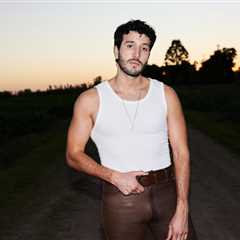 Sebastián Yatra Hits No. 1 Milestone on Latin Airplay Chart With ‘La Pelirroja’