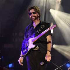 Ronnie Dunn Has a Funny Response After Fans Spot Him Using Lyrics Cheat Sheet During Song With..